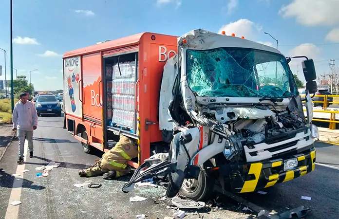 Quedó prensado al impactarse contra un tráiler