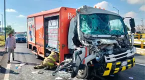 Quedó prensado al impactarse contra un tráiler