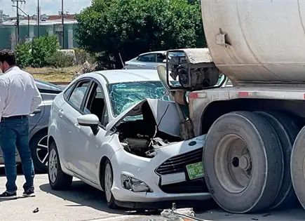 Se fue a estrellar contra una pipa estacionada Se fue a estrellar contra una pipa estacionada