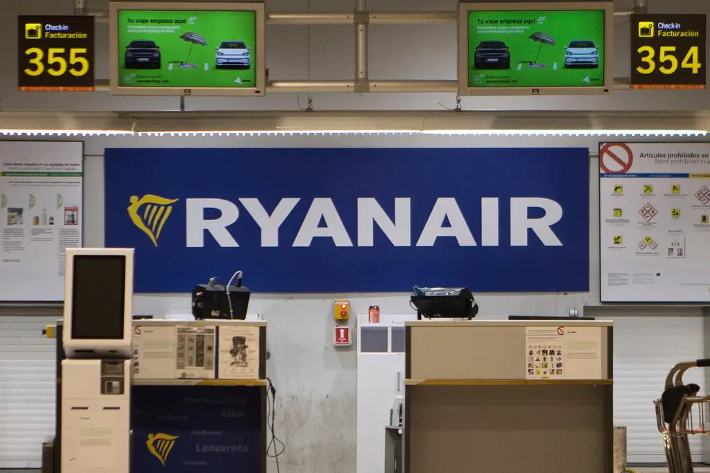 Ventana de avión de Ryanair se rompió debido a impacto de piezas de motor