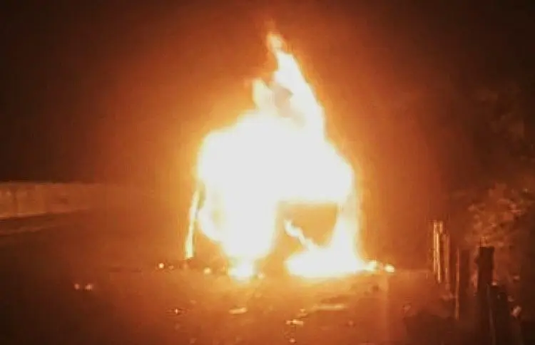 Video | Conductor logra salir de auto tras choque e incendio