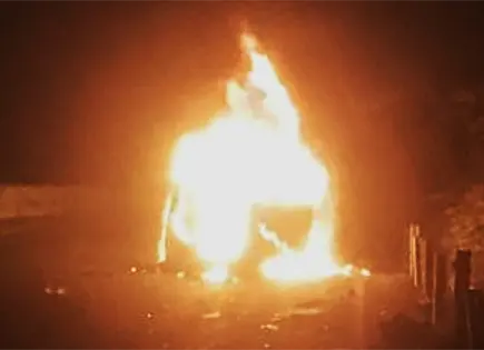 Video | Conductor logra salir de auto tras choque e incendio Video | Conductor logra salir de auto tras choque e incendio