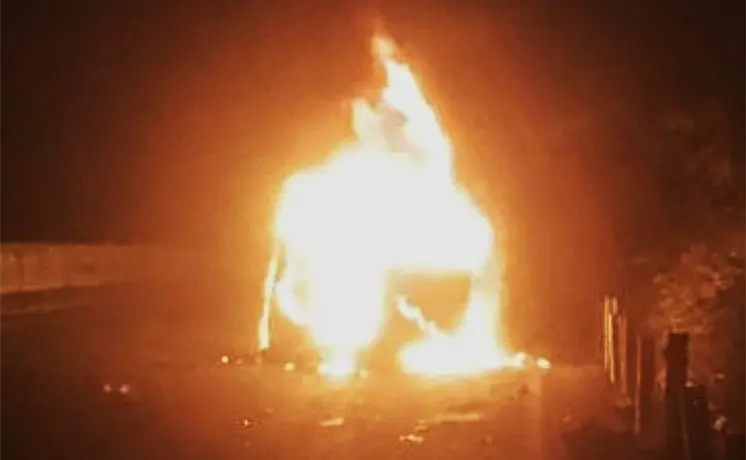 Video | Conductor logra salir de auto tras choque e incendio Video | Conductor logra salir de auto tras choque e incendio