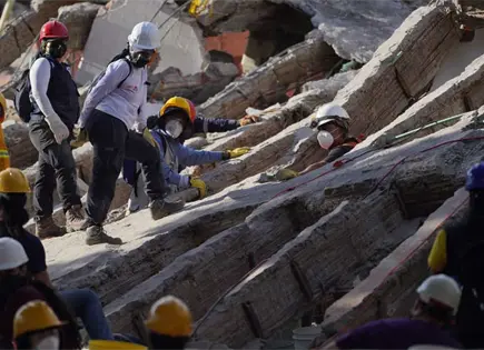 Voluntarios apoyan rescate tras sismo en Colombia