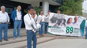 Jubilados de CFE protestan por el recorte a pensiones Jubilados de CFE protestan por el recorte a pensiones