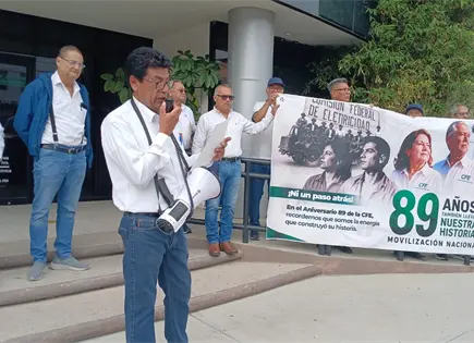 Jubilados de CFE protestan por el recorte a pensiones