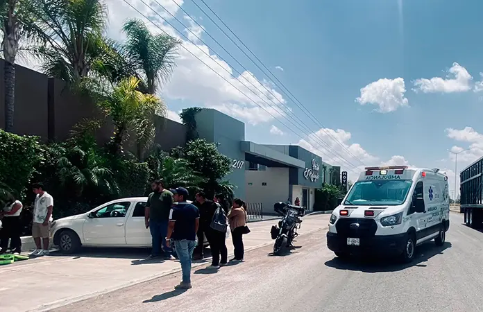 Motociclista impacta contra camioneta