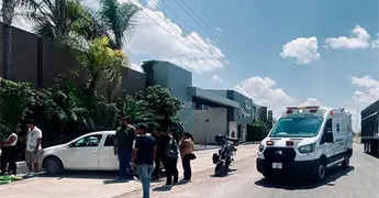 Motociclista impacta contra camioneta