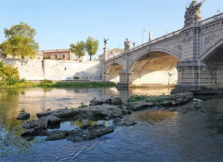 Puente de Nerón emerge del Tíber, por la sequía Puente de Nerón emerge del Tíber, por la sequía