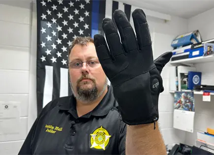 Tom Homan defiende uso de guantes el&eacute;ctricos en ICE