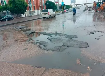 Acceso Norte padece baches muy peligrosos