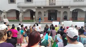Ambulantes ind&iacute;genas se manifiestan en alcald&iacute;a