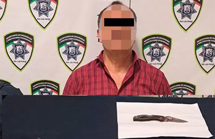 Can se le echó encima a su perrito y lo apuñaló