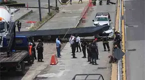 Estructura cae sobre un auto y mata a mujer
