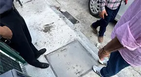 Fuga de aguas negras desquicia a familias