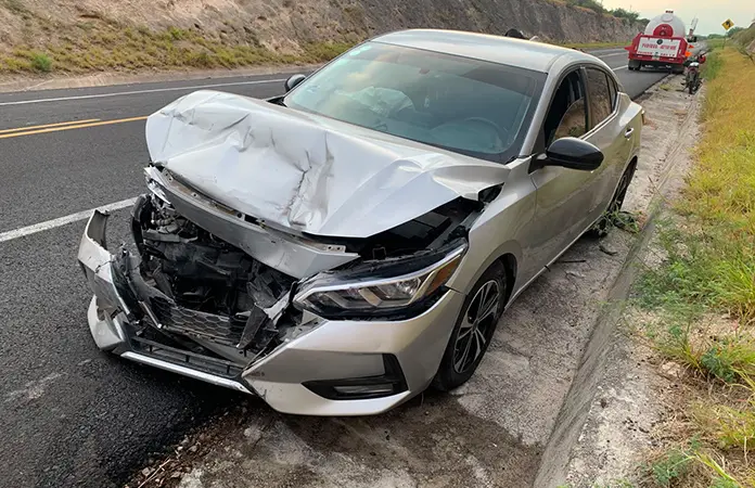 Impactan camioneta y automóvil; 4 lesionados