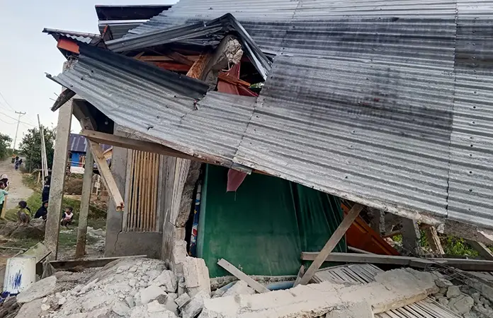 Indonesia sufre sismo de magnitud 7.7
