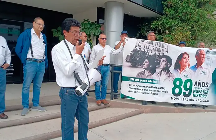 Jubilados de CFE se manifiestan vs. recorte a pensiones