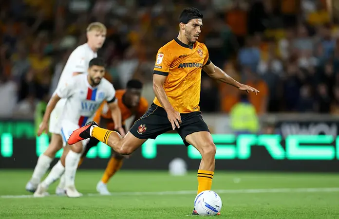 Raúl Jiménez salva al Wolverhampton