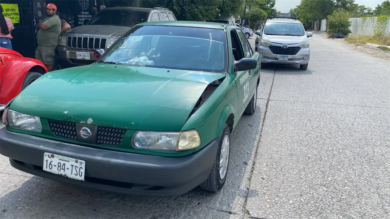 Taxi choca contra camioneta en Altavista