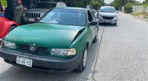 Taxi choca contra camioneta en Altavista