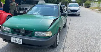 Taxi choca contra camioneta en Altavista