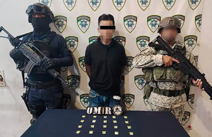 Agarran a sujeto con 20 bolsitas de cristal