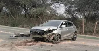 Conductor choca contra &aacute;rbol en Camino a Santa Rita