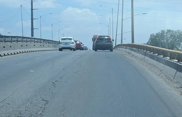 Puente de Circuito Potosí "golpea" a vehículos Puente de Circuito Potosí "golpea" a vehículos