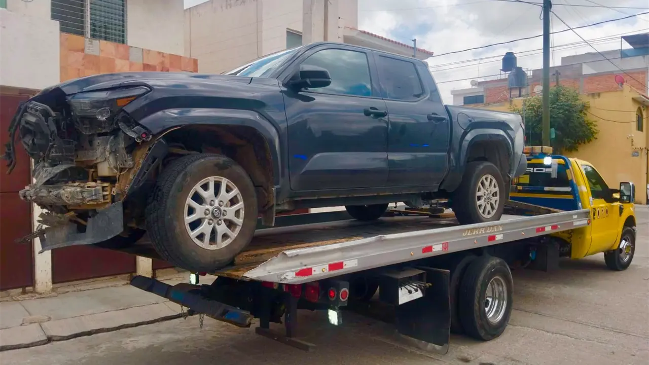 Roban Tacoma, chocan en avenida Muñoz y la abandonan