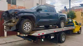 Roban Tacoma, chocan en avenida Muñoz y la abandonan Roban Tacoma, chocan en avenida Muñoz y la abandonan