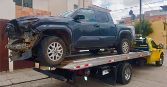 Roban Tacoma, chocan en avenida Mu&ntilde;oz y la abandonan