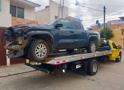 Roban Tacoma, chocan en avenida Muñoz y la abandonan Roban Tacoma, chocan en avenida Muñoz y la abandonan