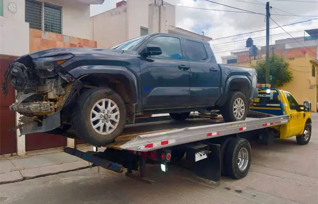Roban Tacoma, chocan en avenida Muñoz y la abandonan Roban Tacoma, chocan en avenida Muñoz y la abandonan