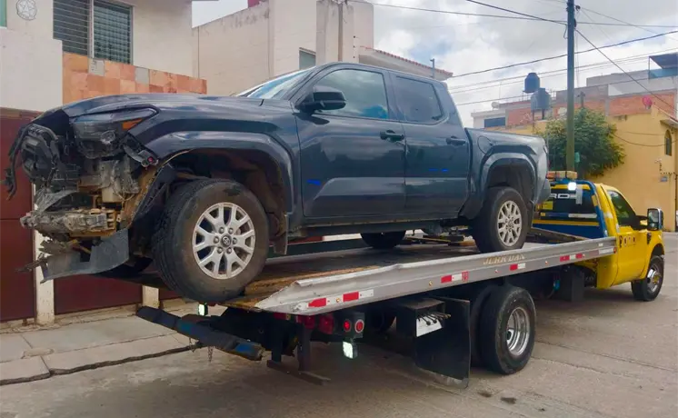 Roban Tacoma, chocan en avenida Mu&ntilde;oz y la abandonan