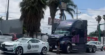Tr&aacute;iler no se fren&oacute; y le dio a un autom&oacute;vil