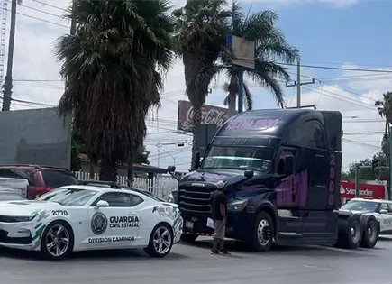 Tráiler no se frenó y le dio a un automóvil Tráiler no se frenó y le dio a un automóvil