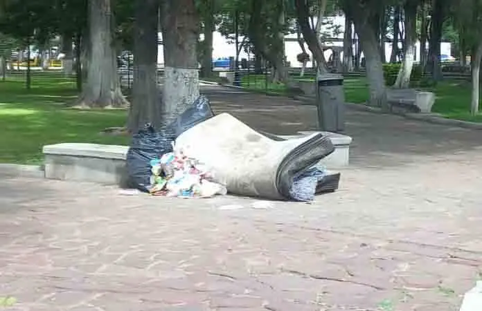 Dejan sucio colchón en plena Alameda