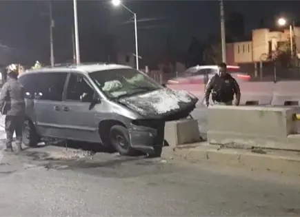 Dos lesionados al chocar contra muro en Circuito Potos&iacute;