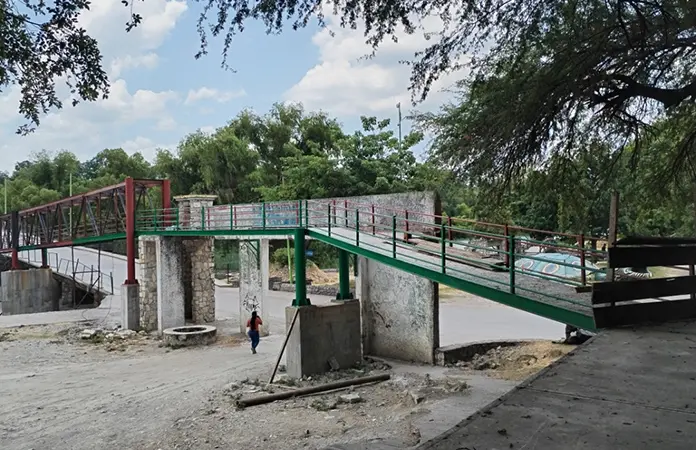 Puente peatonal de la Juárez aun sigue a medias