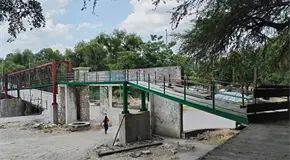Puente peatonal de la Juárez aun sigue a medias