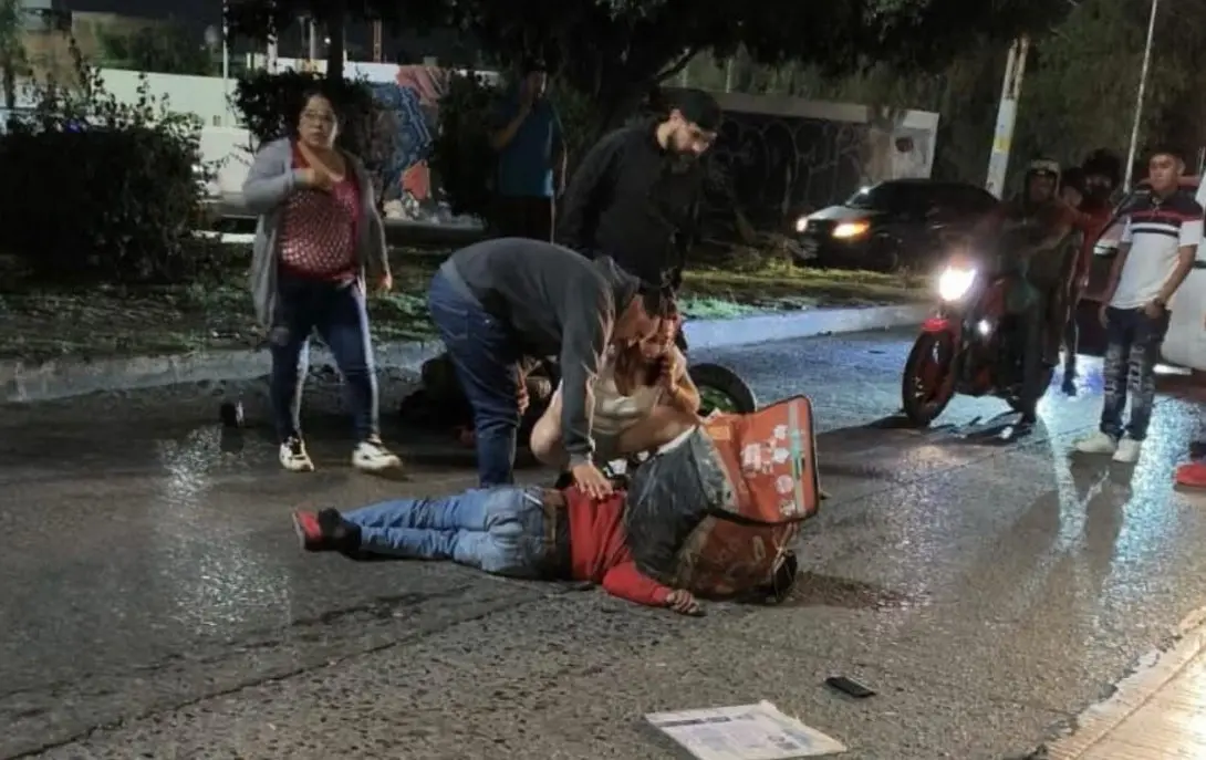 Repartidor cae en bache y es atropellado