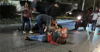 Repartidor cae en bache y es atropellado