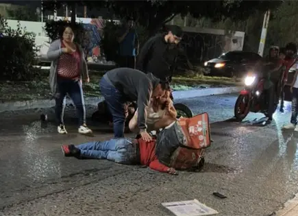 Repartidor cae en bache y es atropellado Repartidor cae en bache y es atropellado