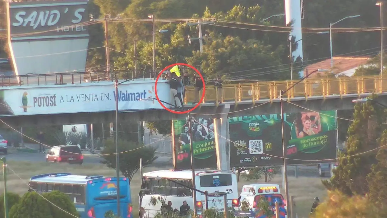 Rescatan a hombre de puente en la Carretera 57