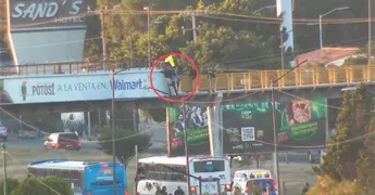 Rescatan a hombre de puente en la Carretera 57