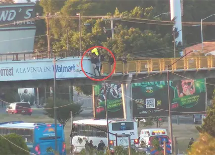 Rescatan a hombre de puente en la Carretera 57 Rescatan a hombre de puente en la Carretera 57
