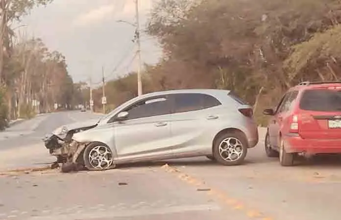 Se acaba camioneta al estrellarse contra árbol