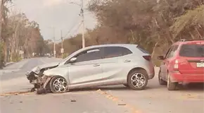 Se acaba camioneta al estrellarse contra árbol