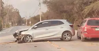 Se acaba camioneta al estrellarse contra &aacute;rbol